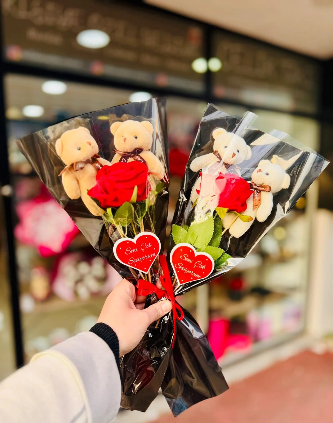 2’li Ayıcıklı Kırmızı Gül Buketi Toptan Romantik Hediyelik Sevgililer Günü Özel (1) 2’li Ayıcıklı Kırmızı Gül Buketi | Toptan Romantik Hediyelik | Sevgililer Günü Özel - Görsel 1