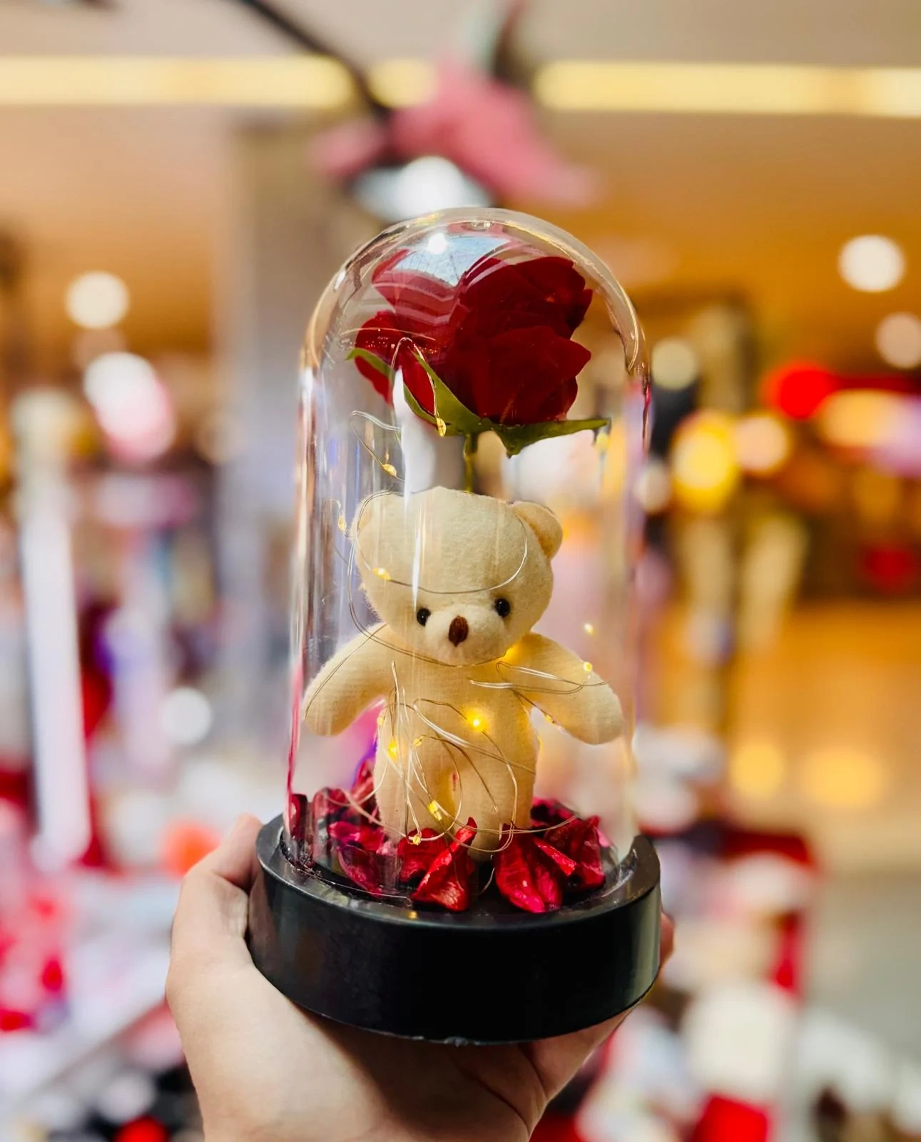 led-isikli-mika-fanus-ayicik-gul-sevgililer-gunu1.webp LED Işıklı Mika Fanus Ayıcık Gül Seti – Sevgililer Günü İçin Toptan Romantik Hediyelik - Görsel 1