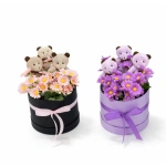 15 cm Silindir Kutuda 3'lü Sevimli Peluş Ayıcık ve Papatya Aranjmanı | Sevgiliye, Anneye, Arkadaşa Özel Hediye Kutusu | Dekoratif Çiçek Aranjmanı|Çiçek & Hediye & Bijuteri Mağazalarına Toptan Satış